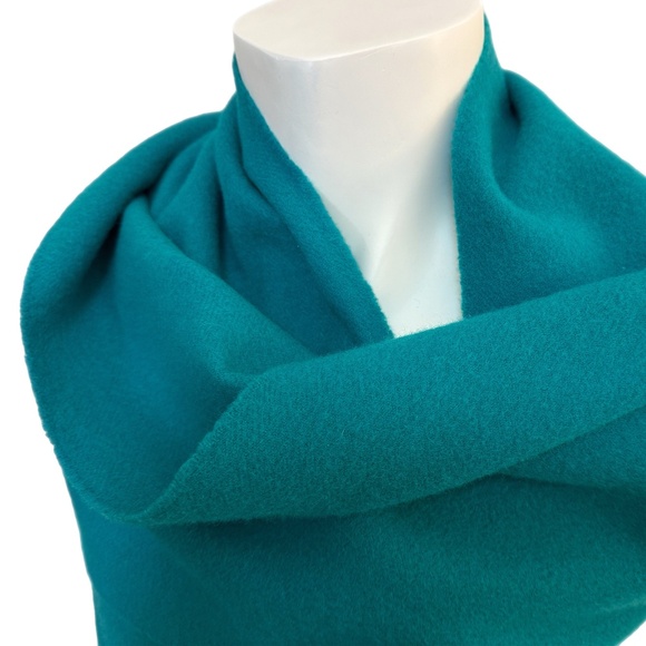 Holt Renfrew 100% Lambswool Scarf 🏴– Made in Scotland - Picture 5 of 10